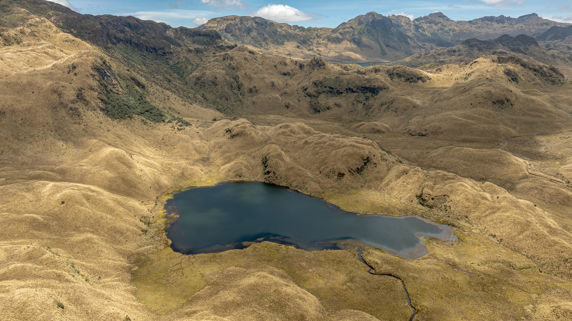 Estanque de agua en zona de páramos. 