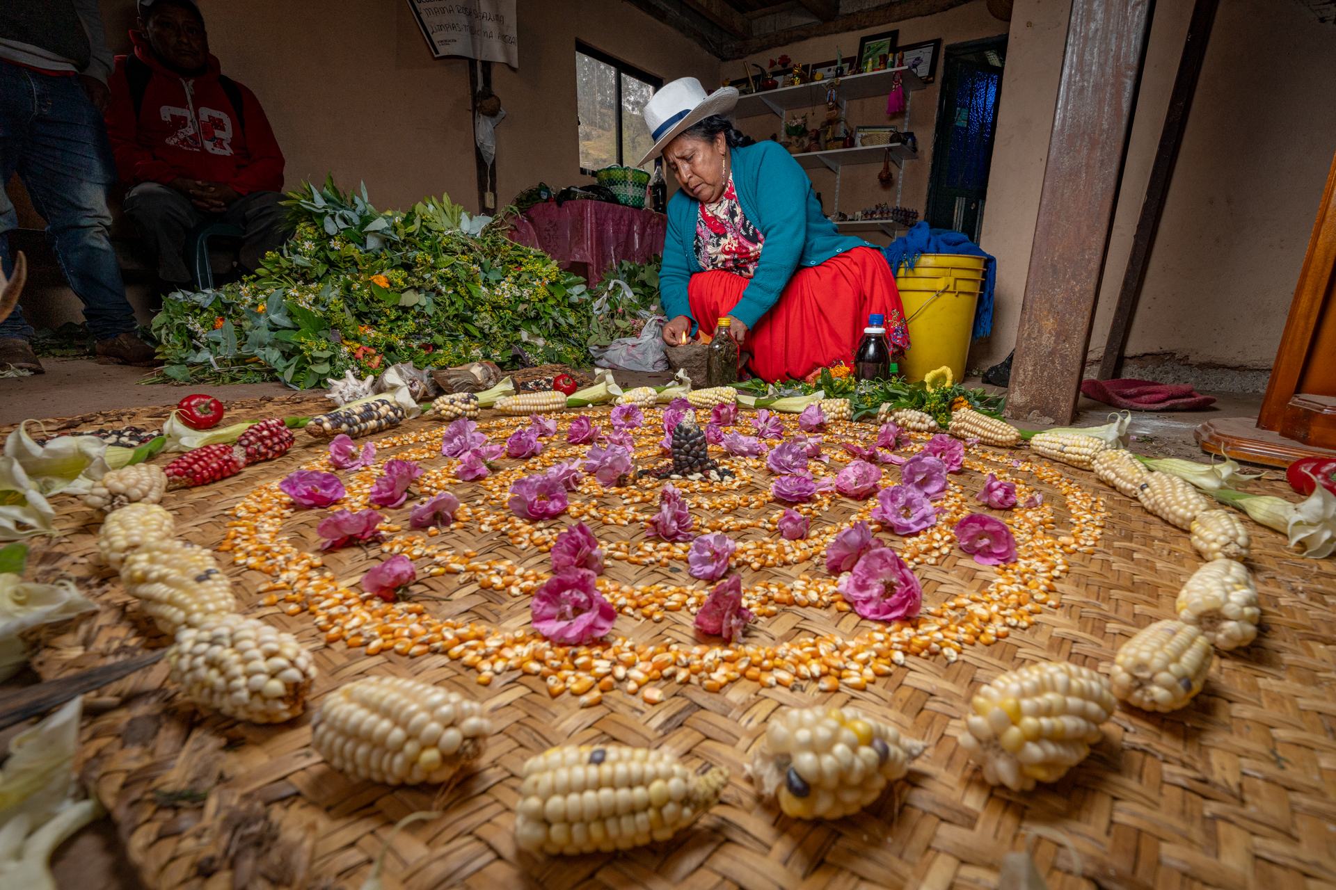 Mujer de comunidad indígena preparando ceremonia con productos de la región. 