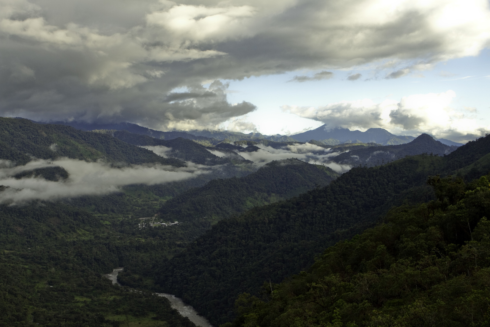 Vista de montañas y nubes, area protegida por Fondo de Agua de Quito.