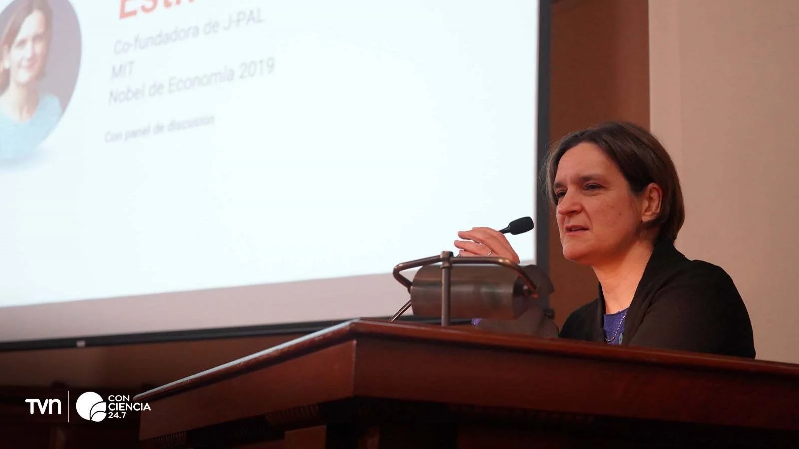 Mujer  presentando, Esther Duflo Premio Nobel de Economía de visita en Chile. 
