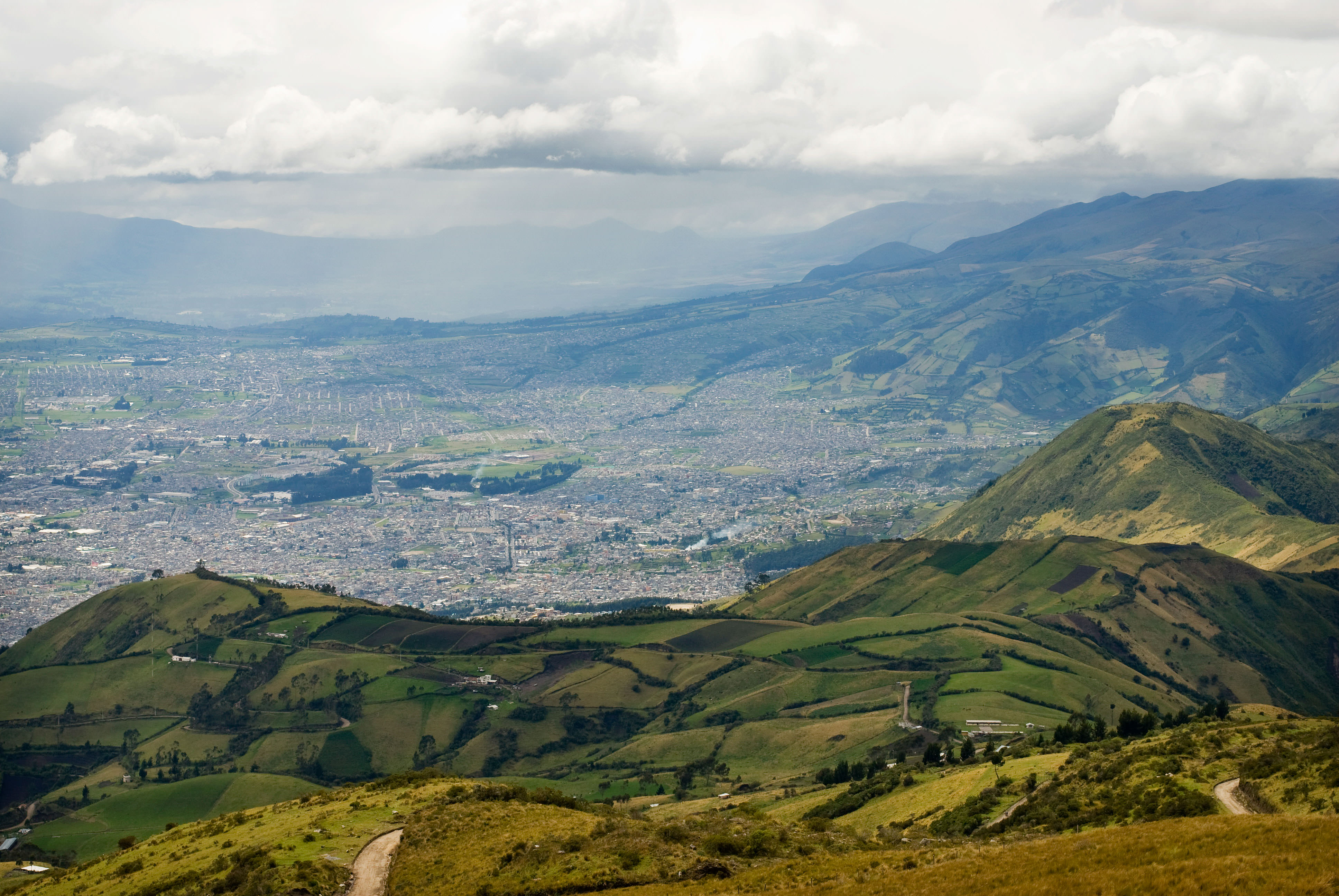 Vista de montañas y nubes en el ecuador.