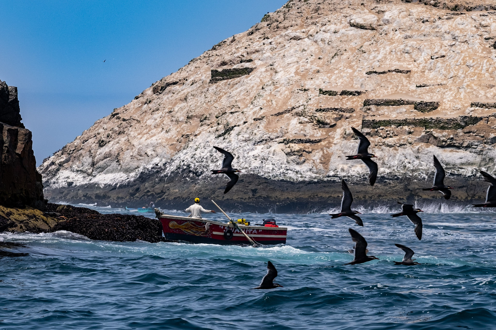 Paisaje de montañas rocosas y el oceano.