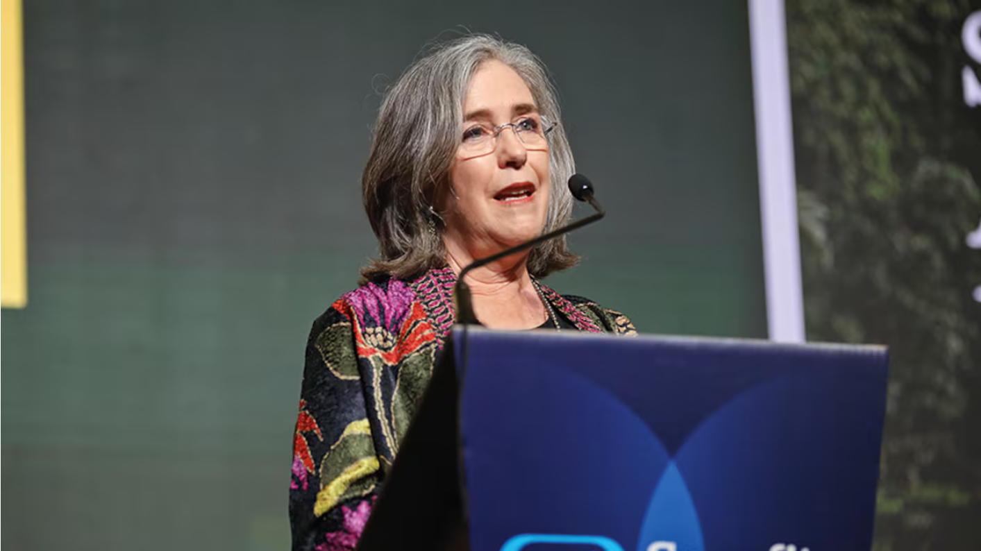 Paula Caballero exponiendo en un evento. 